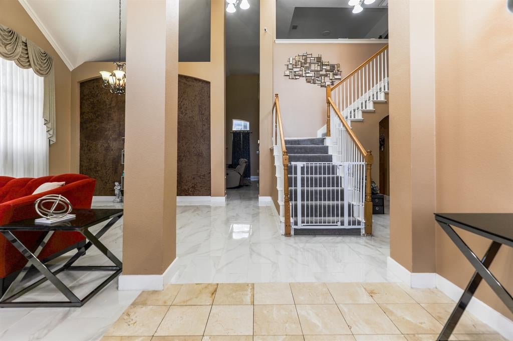 611 Laura Ln, Grand Prairie, TX 75052 photo
