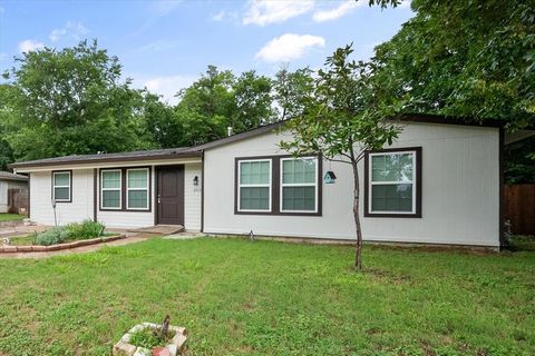 Single Family Residence in Arlington TX 2015 Ridgeway Street.jpg