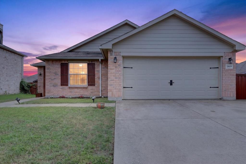 2019 Limestone Dr, Grand Prairie, TX 75052 photo