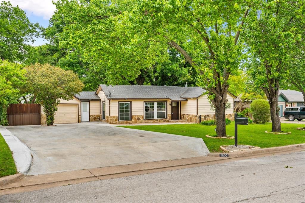 1800 Brook Hollow Dr, Fort Worth, TX 76114
