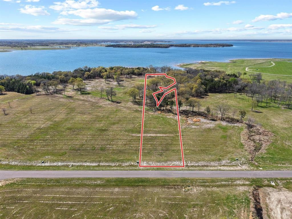 310 Lakewood Ln, Honey Grove, TX 75446