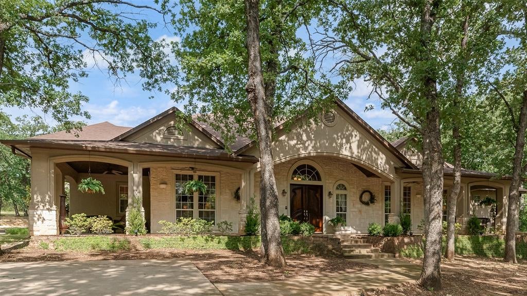 115 River Run Dr, Azle, TX 76020