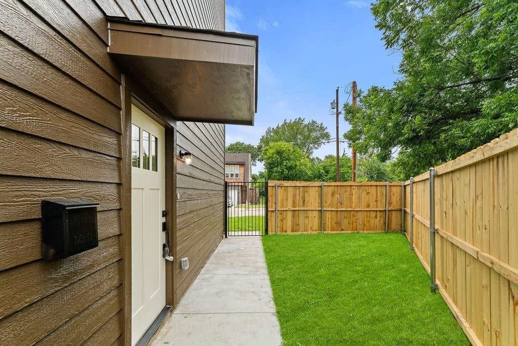 2428 Saint Clair Dr, Dallas, TX 75215 photo