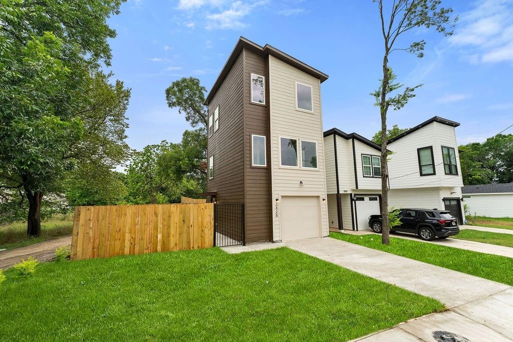 2428 Saint Clair Dr, Dallas, TX 75215 photo