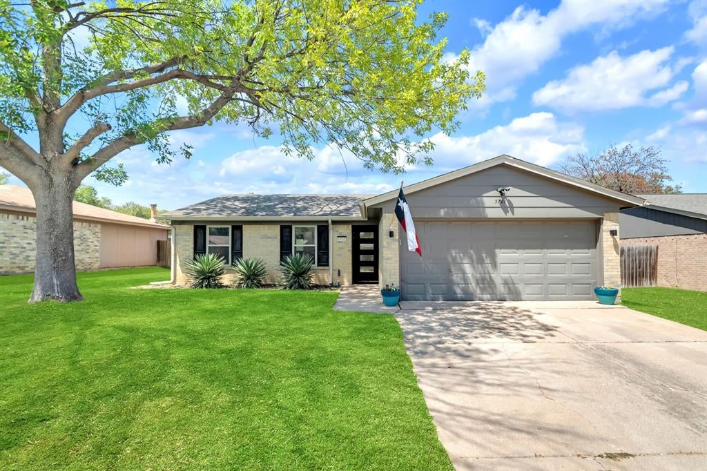 5721 Macneill Dr, Haltom City, TX 76148