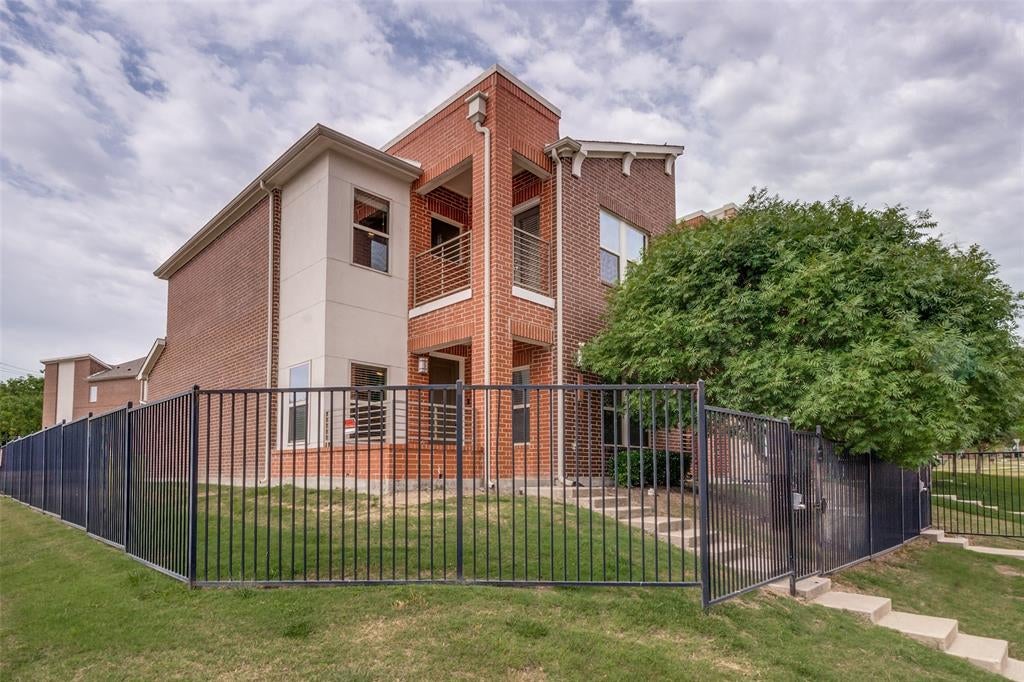 1596 Fiji St, Dallas, TX 75203