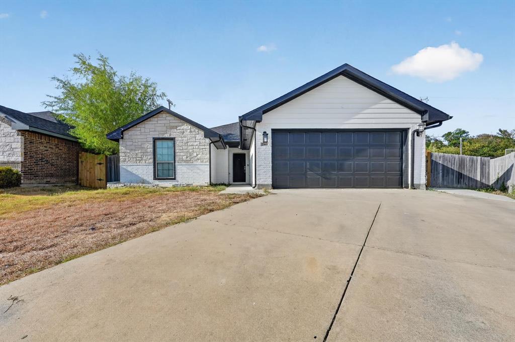 2365 Leonard St, Fort Worth, TX 76119
