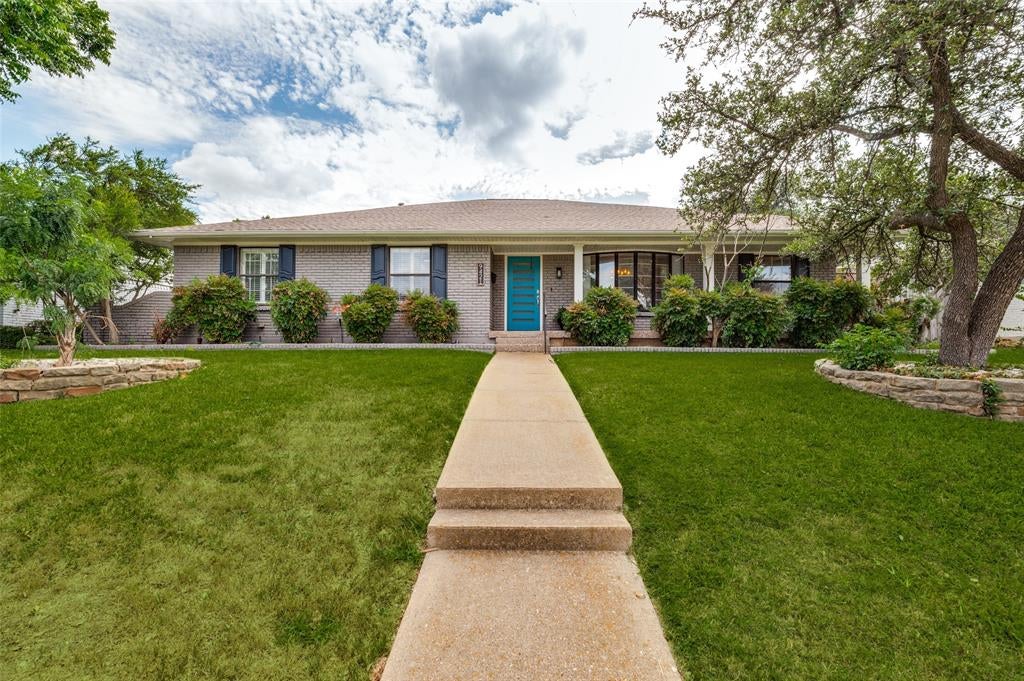 9421 Meadowknoll Dr, Dallas, TX 75243 photo