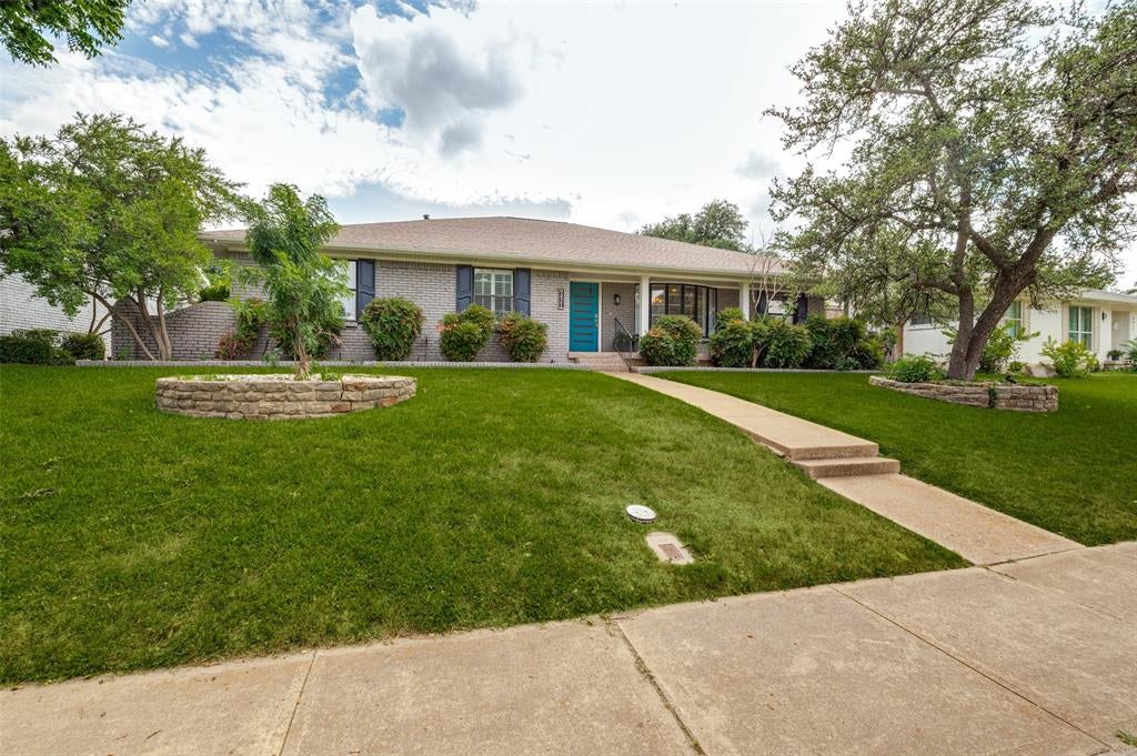9421 Meadowknoll Dr, Dallas, TX 75243