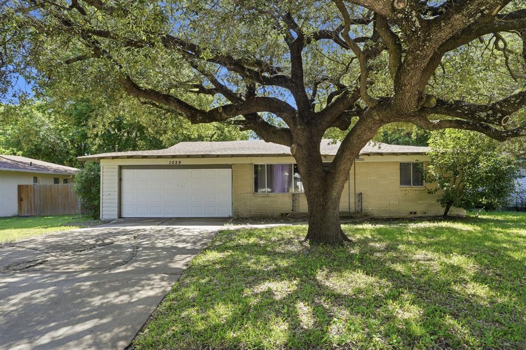 1029 Usher St, Benbrook, TX 76126