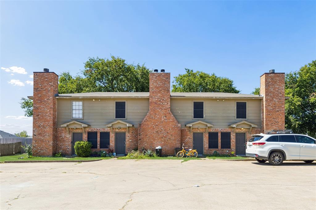 221 Cambridge Dr, Saginaw, TX 76179