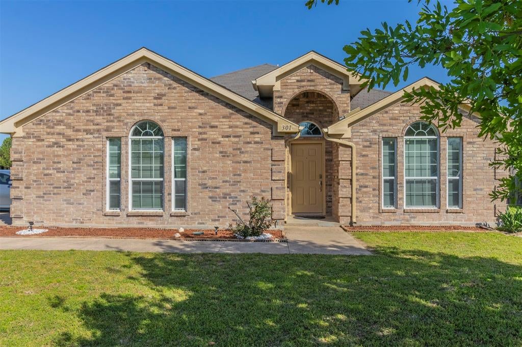 301 Wintergreen Ct, Weatherford, TX 76085