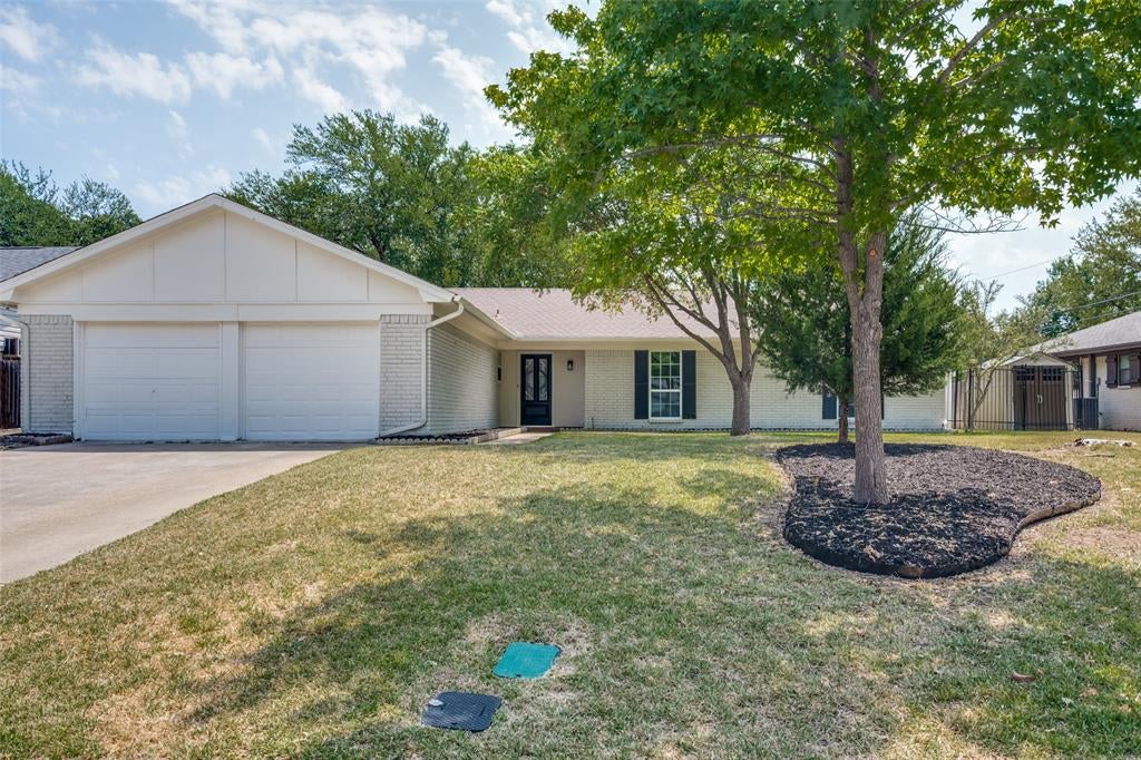 2904 Steve Dr, Hurst, TX 76054