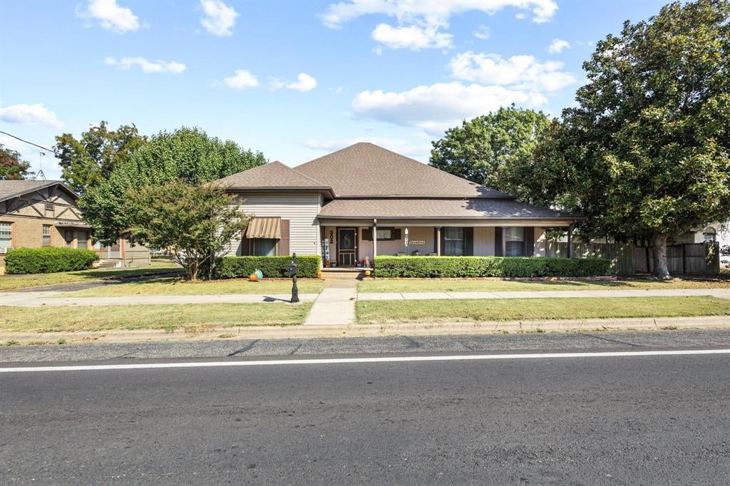 302 Main St, Honey Grove, TX 75446