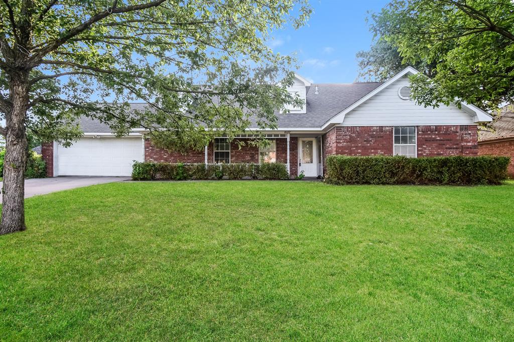 2127 Village Dr, Bonham, TX 75418