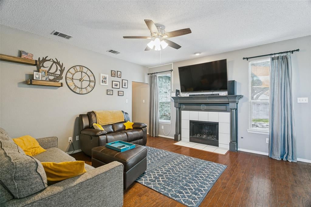 1400 Wentworth Dr, Lewisville, TX 75067 photo