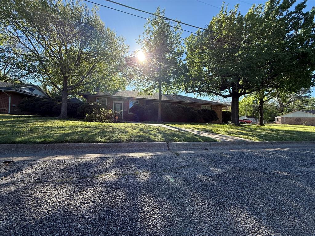 2200 Agnew St, Bonham, TX 75418