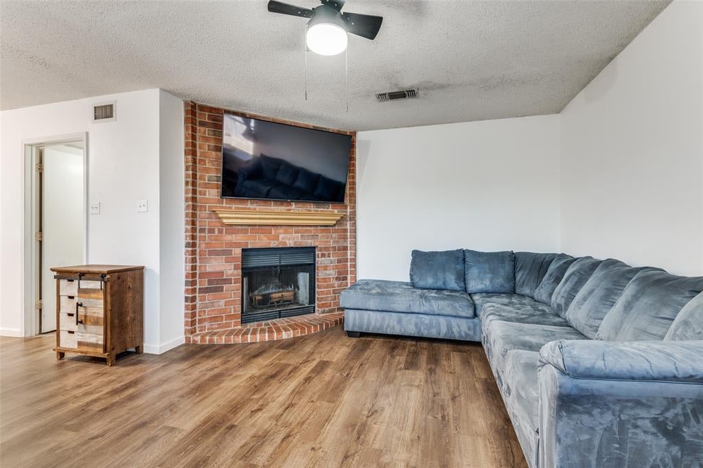 627 Lemon Dr, Arlington, TX 76018 photo