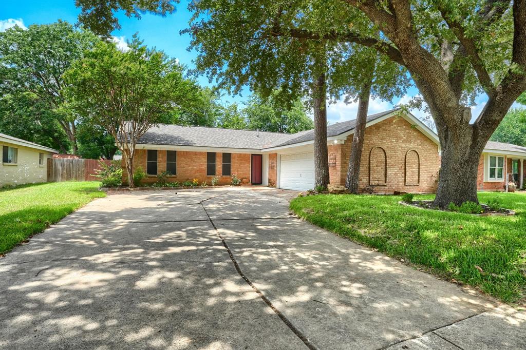 821 Prestwick St, Bedford, TX 76022