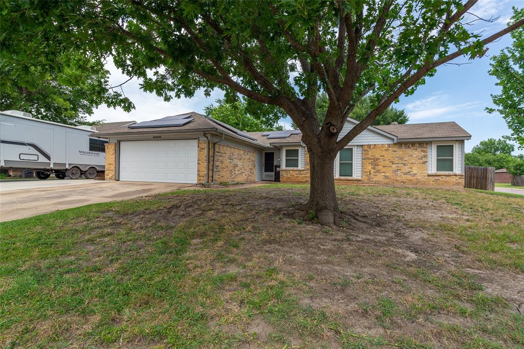 6700 Sunnybank Dr, Fort Worth, TX 76137