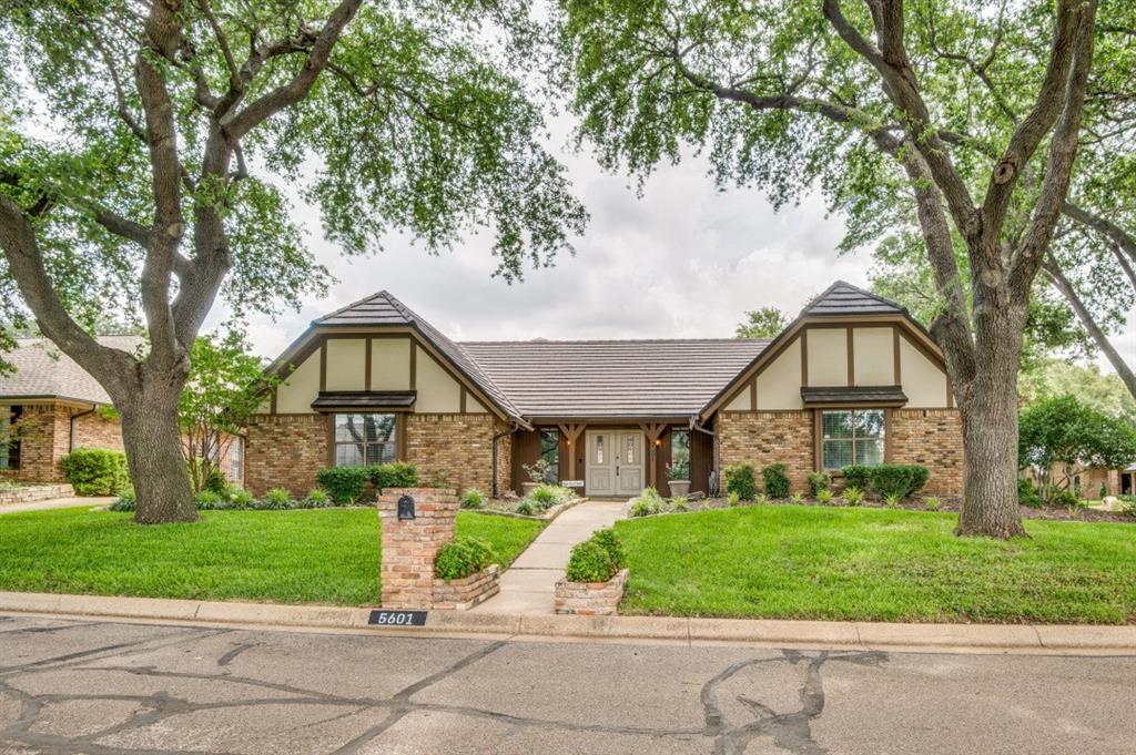 5601 Dye Dr, Arlington, TX 76013