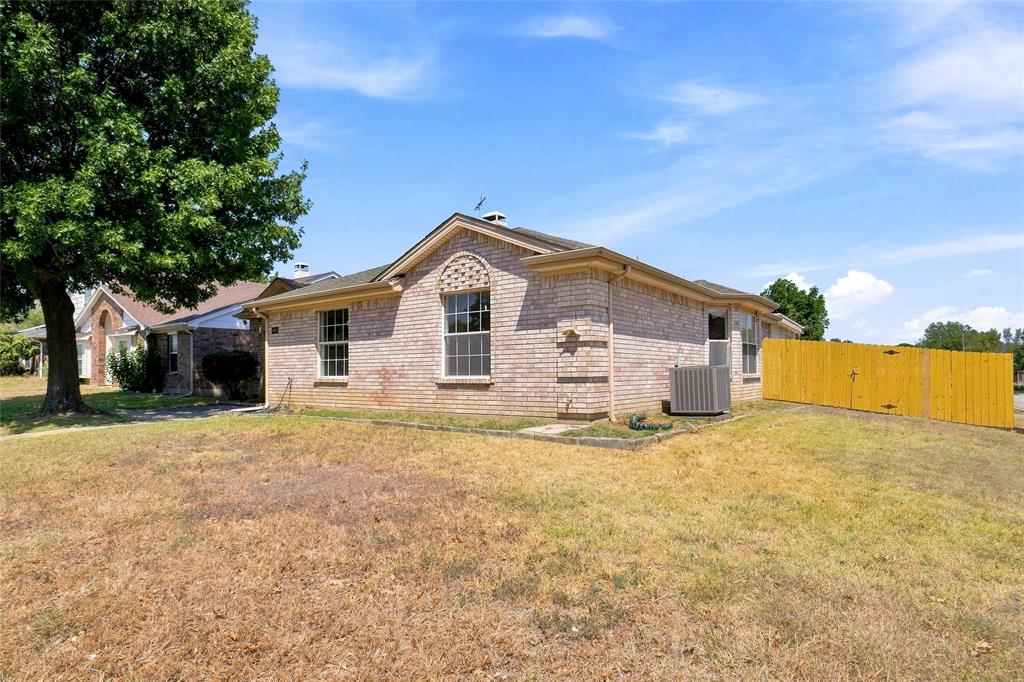 1001 Flower Dr, Arlington, TX 76017 photo