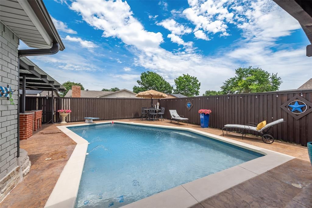 1911 White Rose Ln, Carrollton, TX 75007 photo