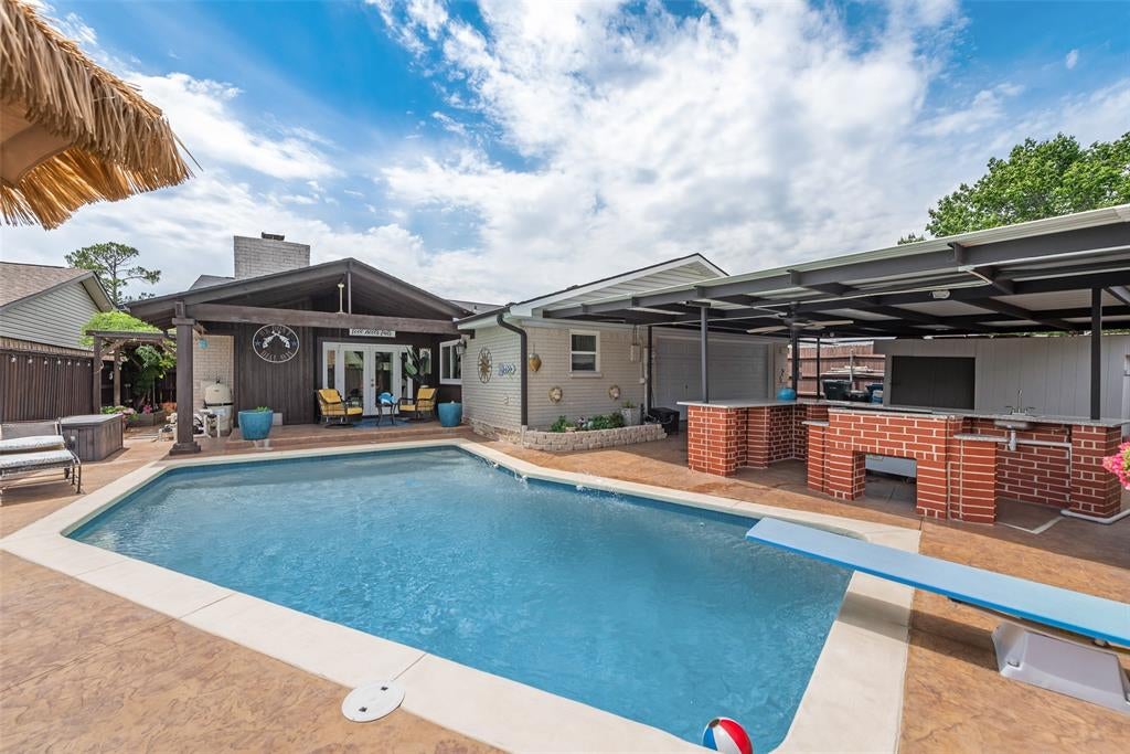 1911 White Rose Ln, Carrollton, TX 75007