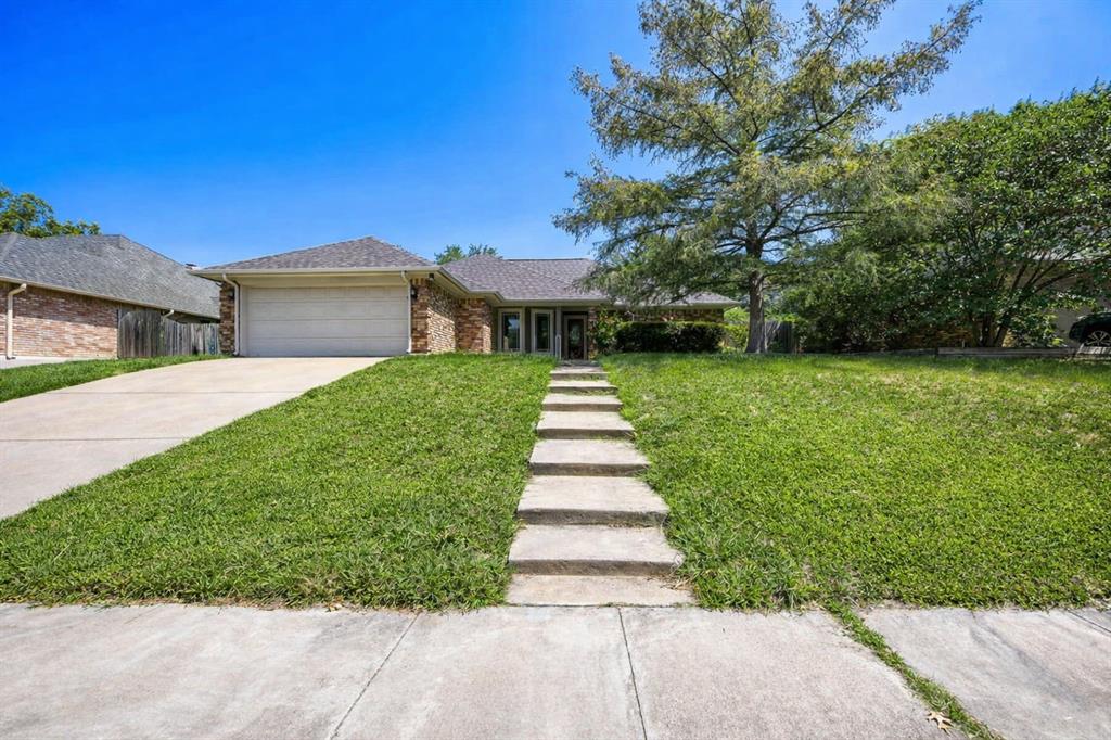 10104 Stoneleigh Dr, Benbrook, TX 76126