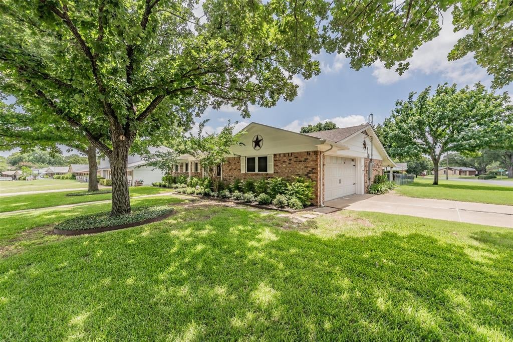 553 NW Janie Ln, Burleson, TX 76028 photo