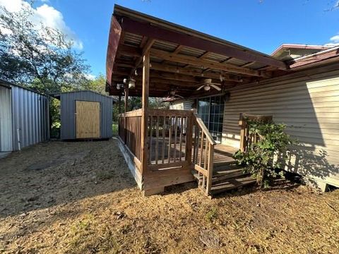 Single Family Residence in Beeville TX 701 N Filmore Street 3.jpg