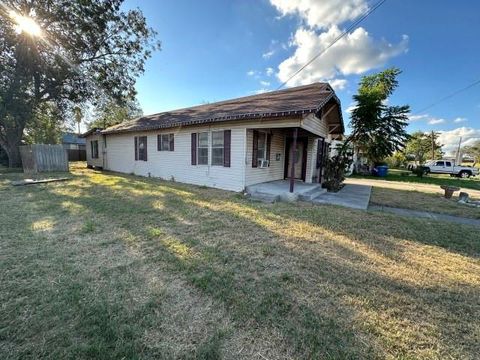 Single Family Residence in Beeville TX 701 N Filmore Street 1.jpg