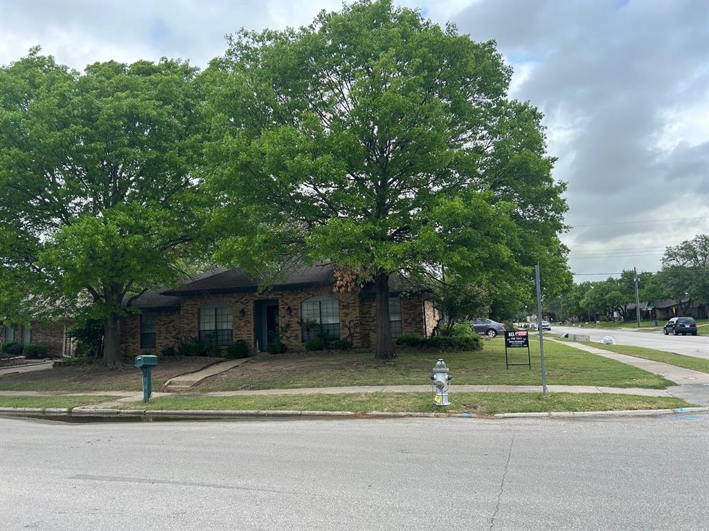 3901 Country Club Dr, Irving, TX 75038