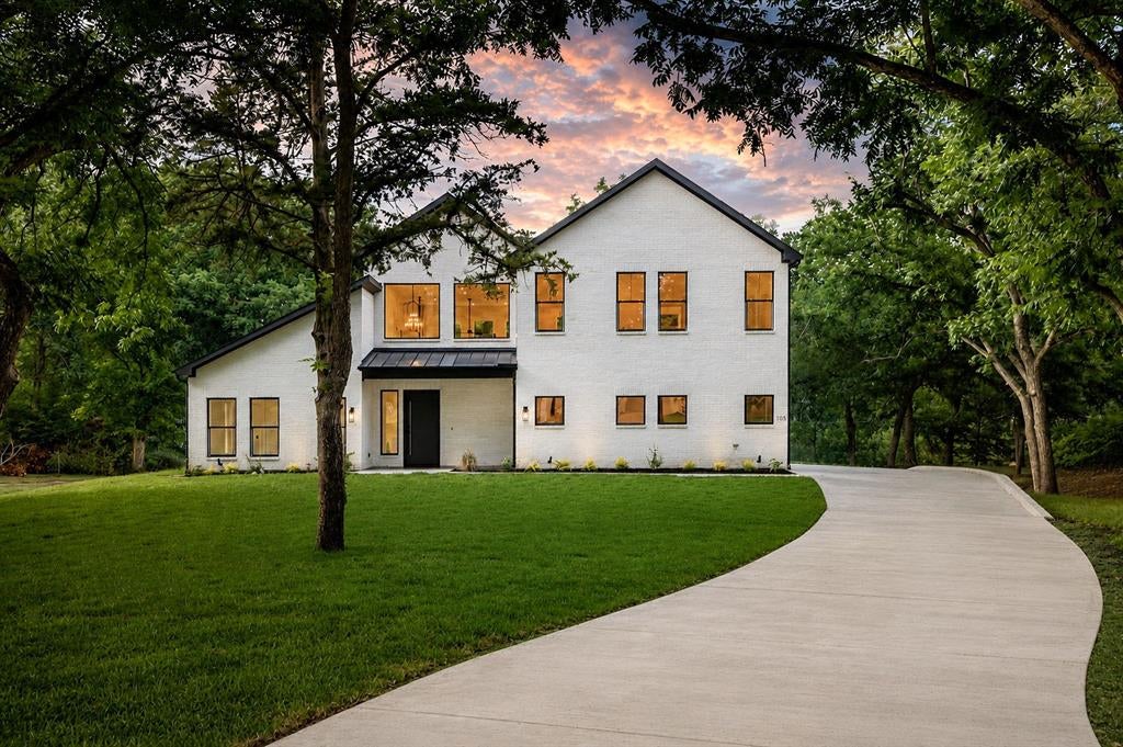 105 Forest Brook St, Oak Leaf, TX 75154