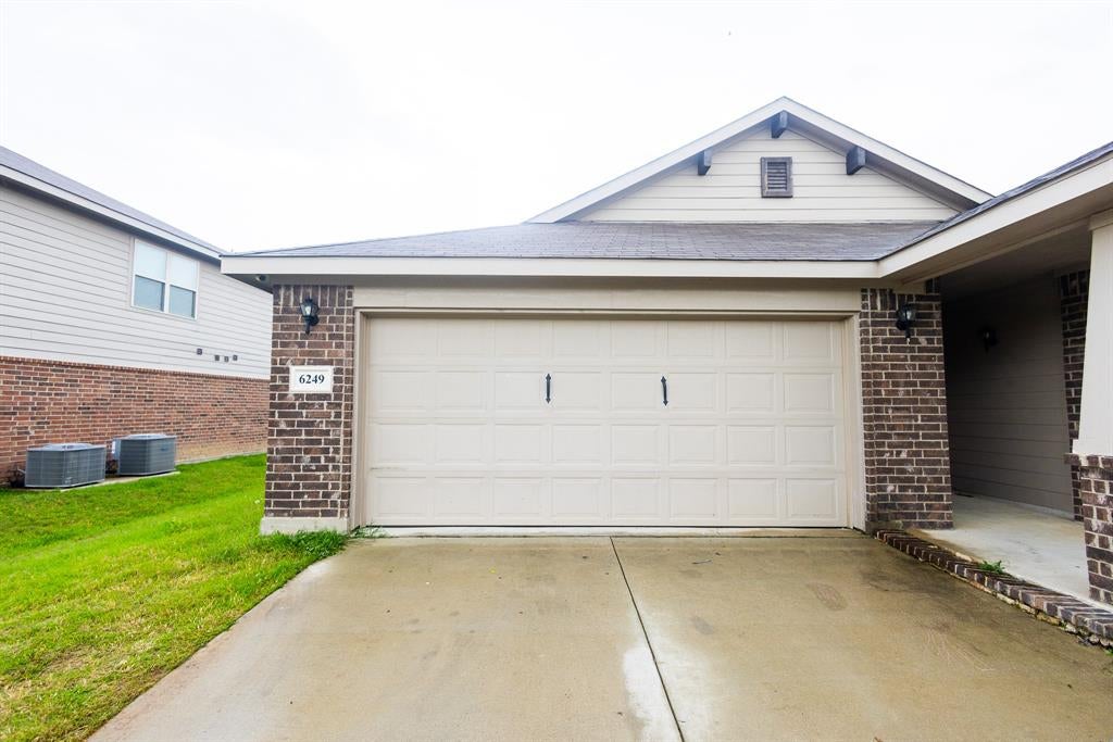 6249 Topsail Dr, Fort Worth, TX 76179 photo