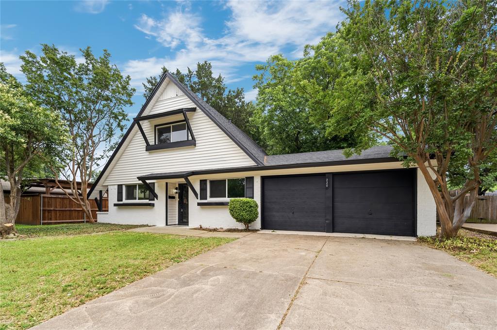 220 Robert St, Burleson, TX 76028