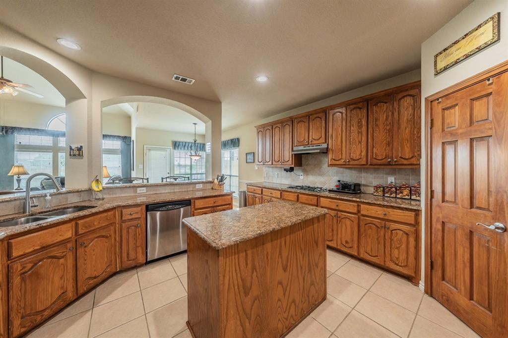 1424 Bassett Hound Dr, Fort Worth, TX 76052 photo