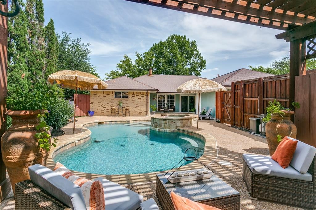 909 Hillside Ln, Flower Mound, TX 75028