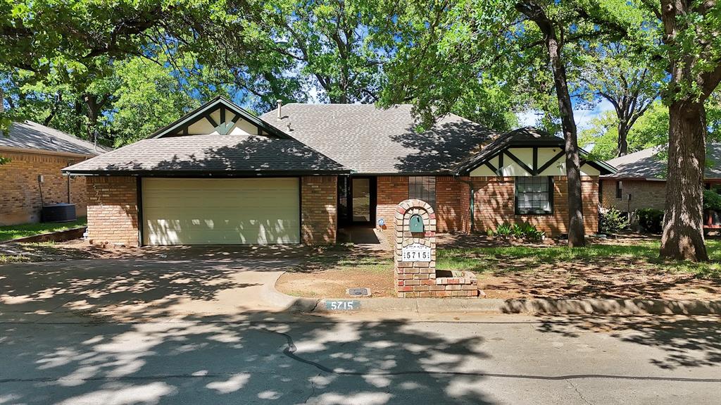 5715 Trail Crest Dr, Arlington, TX 76017