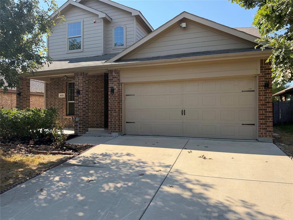 625 River Rock Dr, Azle, TX 76020