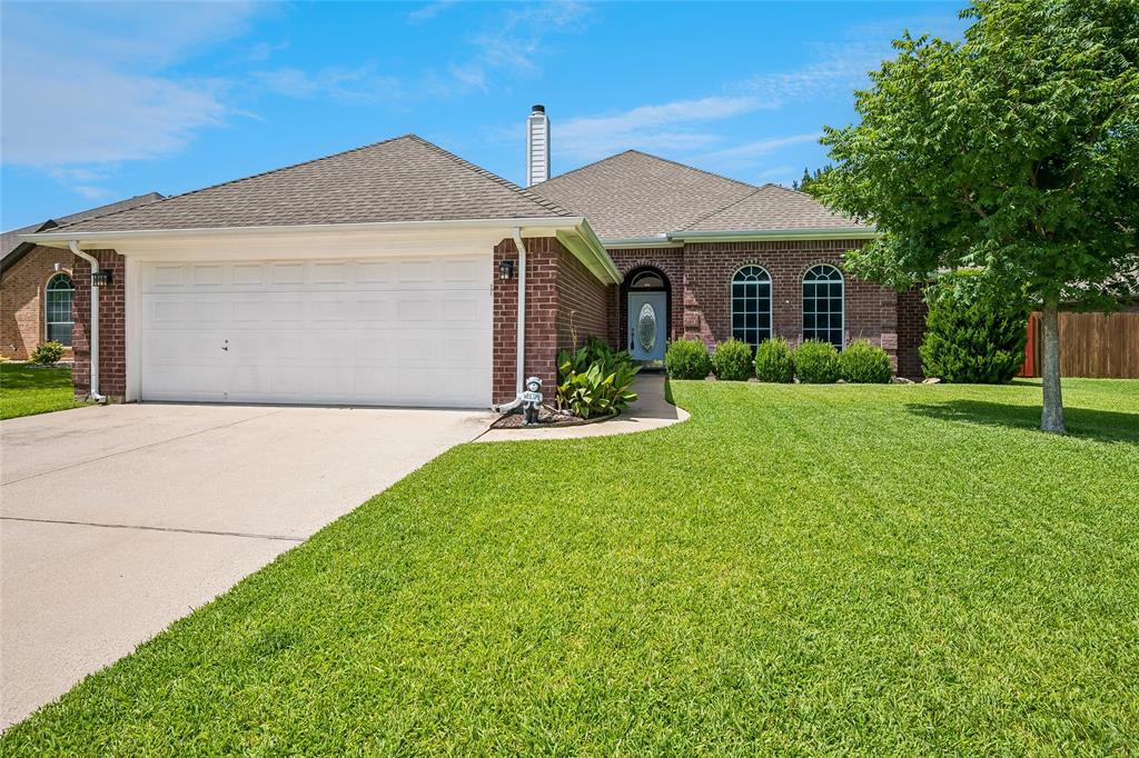 516 Hazelnut Ct, Saginaw, TX 76179