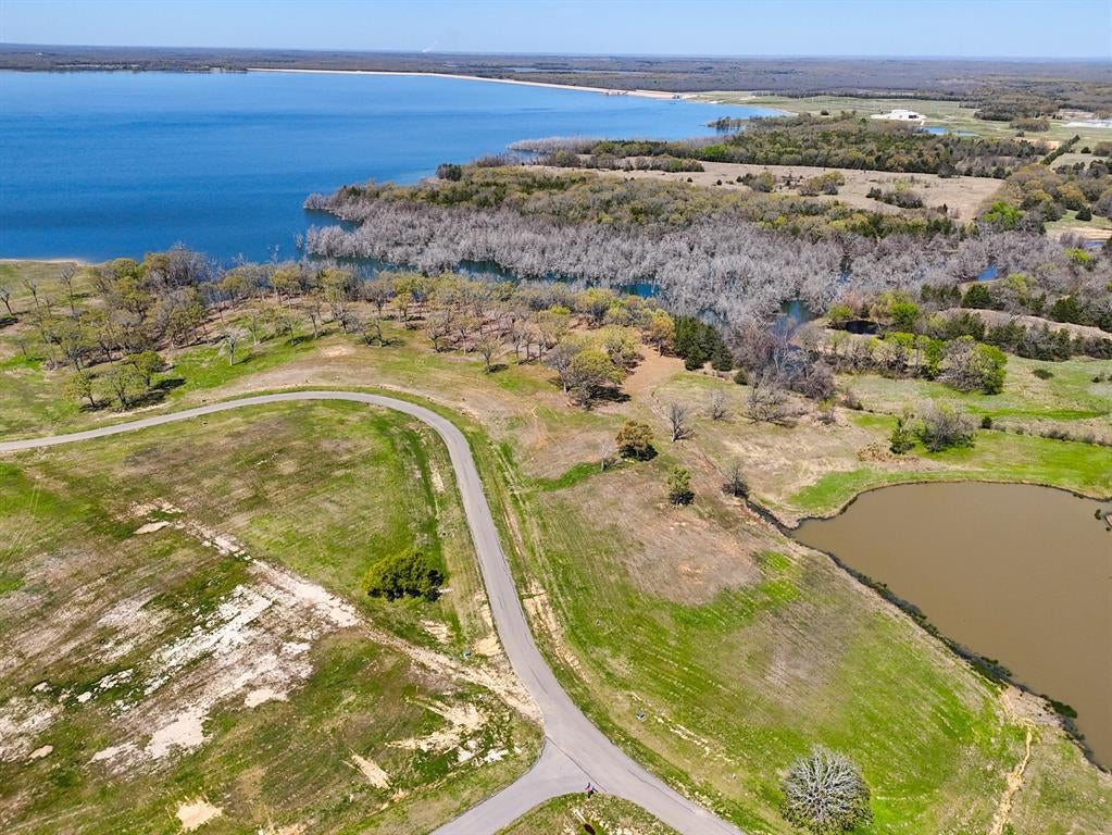 410 Peninsula Dr, Honey Grove, TX 75446