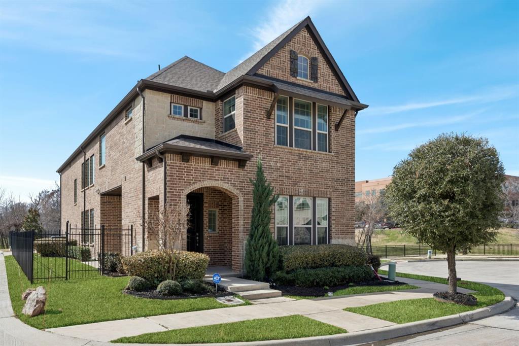 648 Courtyard Ln, Irving, TX 75039