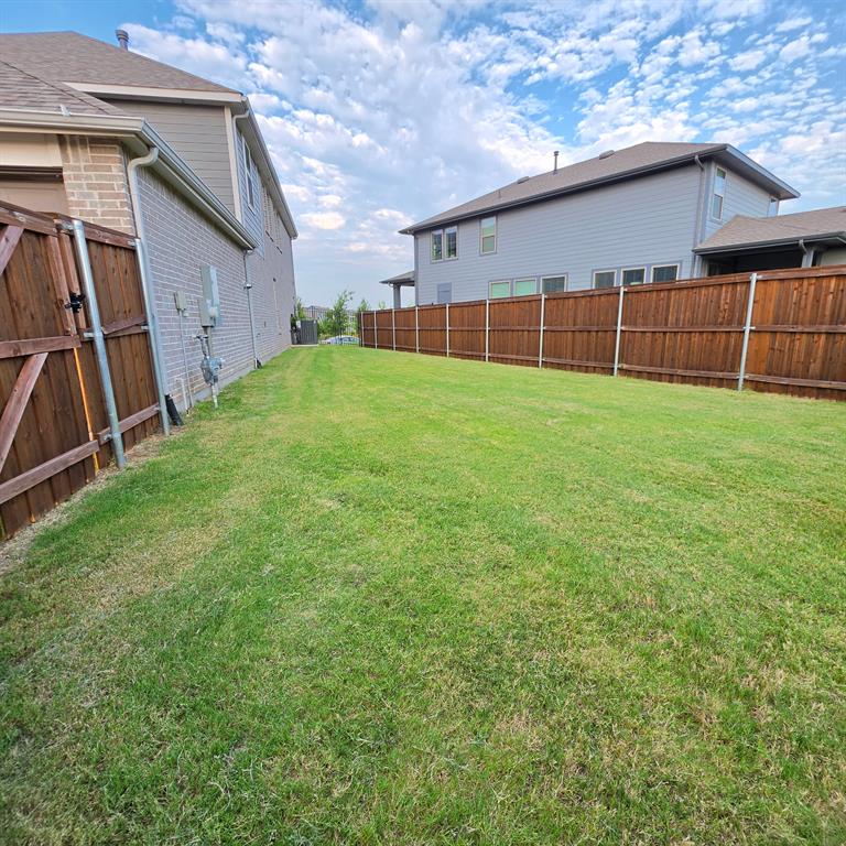 909 Carnation Dr, Crowley, TX 76036 photo