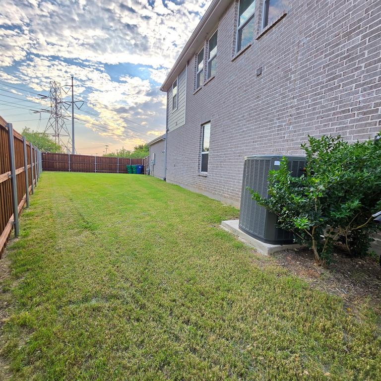 909 Carnation Dr, Crowley, TX 76036 photo