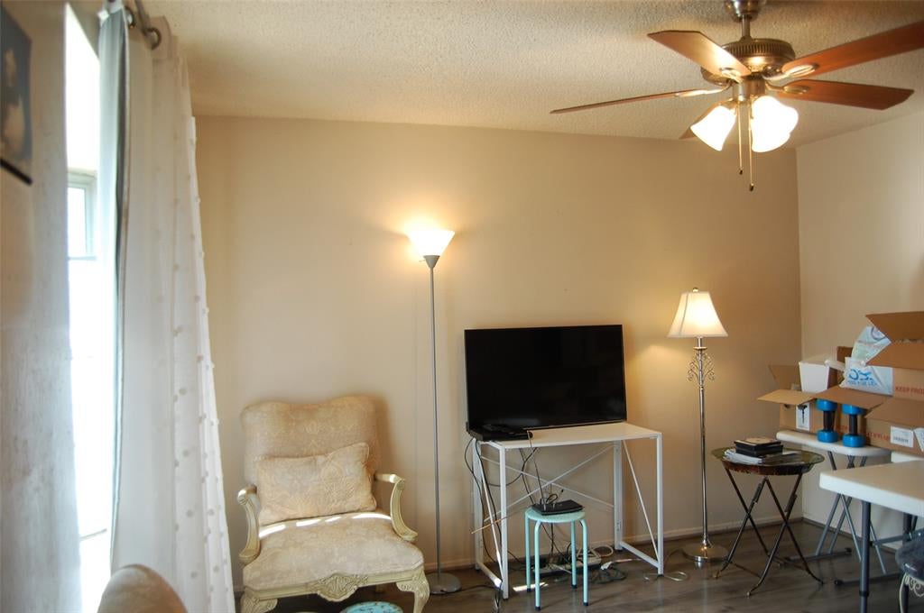 1808 Western Park Dr, Dallas, TX 75211 photo