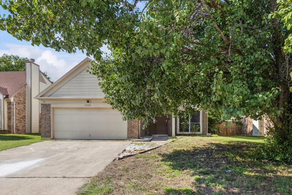 2528 Creekwood Ln, Fort Worth, TX 76123 photo