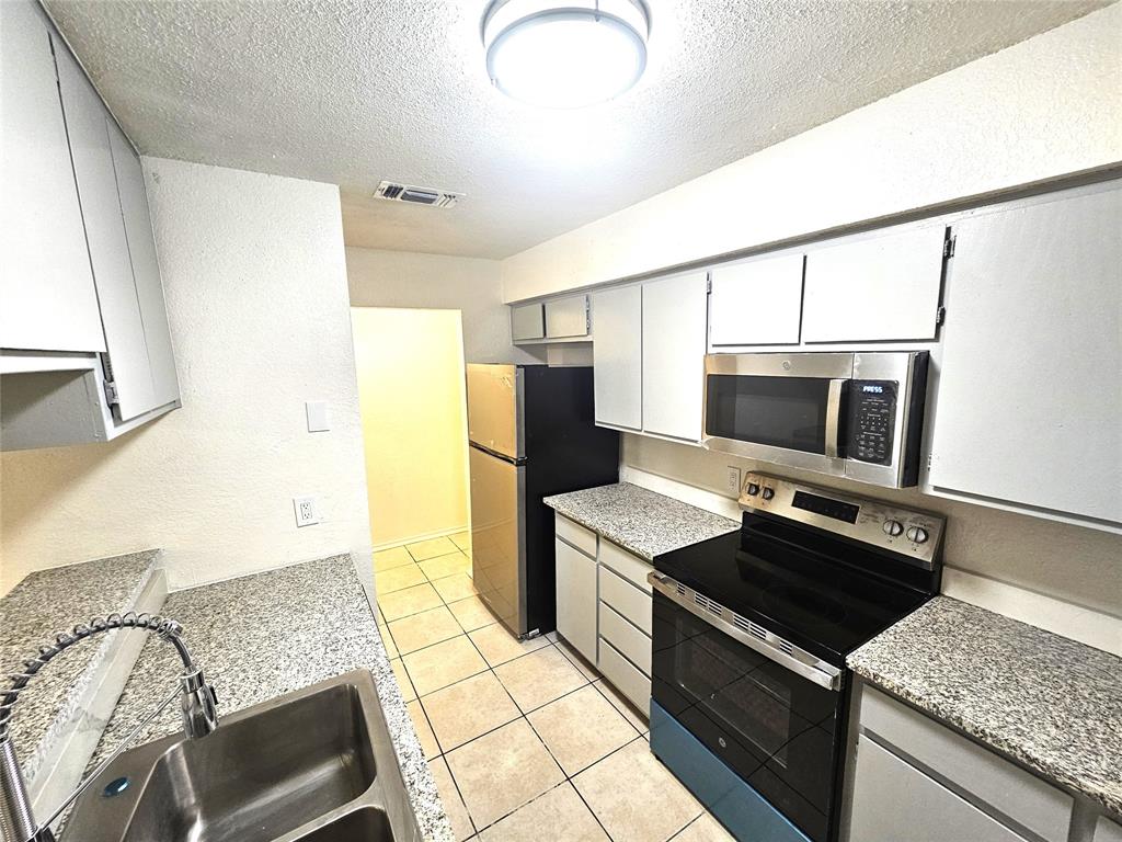 3427 Republic Dr, Forest Hill, TX 76140
