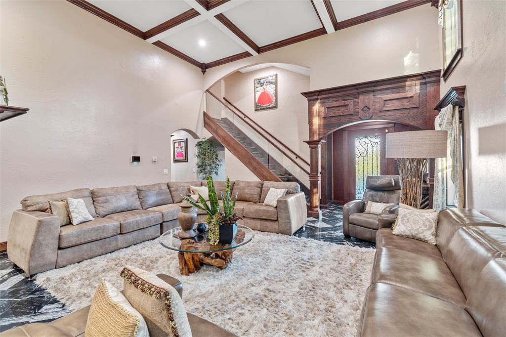 1006 Manning St, Grand Prairie, TX 75051