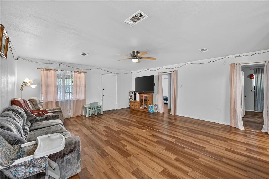 1938 El Paso St, Grand Prairie, TX 75051 photo